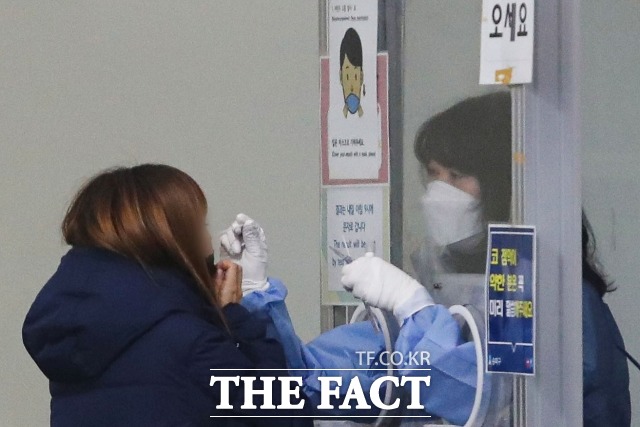 국내 코로나19 신규 확진자가 8만4571명 발생했다. 사진은 서울의 한 선별진료소에서 시민이 검사를 받고 있다./뉴시스