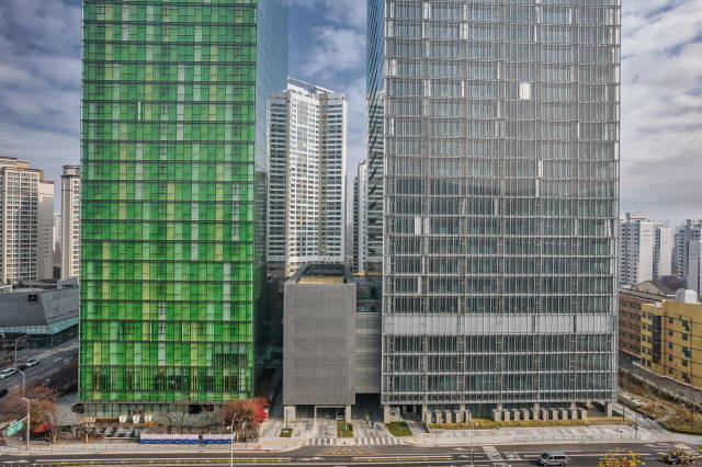 알고리즘을 변경해 자사 쇼핑 서비스를 우대했다는 이유로 네이버에 수백 억대 과징금을 부과한 공정거래위원회 결정은 정당하다는 법원 판단이 나왔다. 사진은 경기 성남에 위치한 네이버 사옥. /네이버 제공