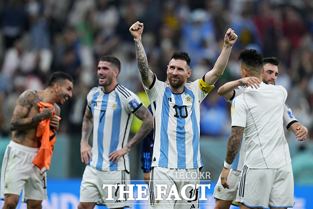 아르헨티나의 리오넬 메시(가운데)와 선수들이 13일 카타르 루사일 스타디움에서 열린 2022 FIFA 카타르 월드컵 4강전에서 크로아티아에 승리한 뒤 기뻐하고 있다. /루사일(카타르)=AP.뉴시스