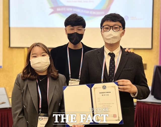 단국대병원 전공의가 외과학회 학술대회에서 대상을 수상했다.(사진 왼쪽부터 강혜림 전공의, 김동훈 지도교수, 안한경 전공의) / 단국대병원 제공