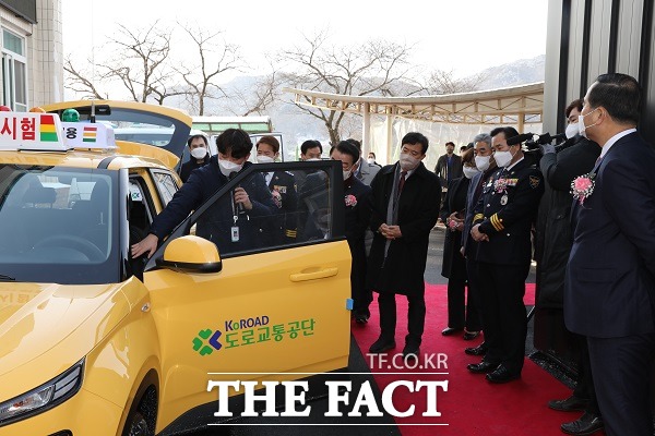 도로교통공단은 14일 청주운전면허시험장에서 장애인 운전지원센터 개소식을 열었다. /충북경찰청 제공.