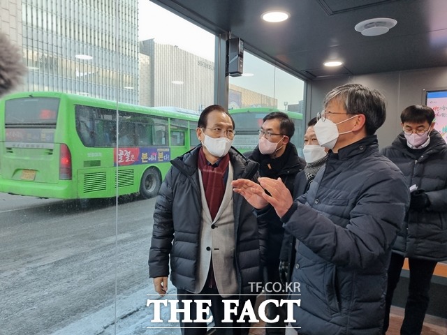 박상돈 천안시장이 14일 스마트 버스승강장설치가 완료된 종합터미널 승강장을 방문해 최종 점검했다. / 천안시 제공
