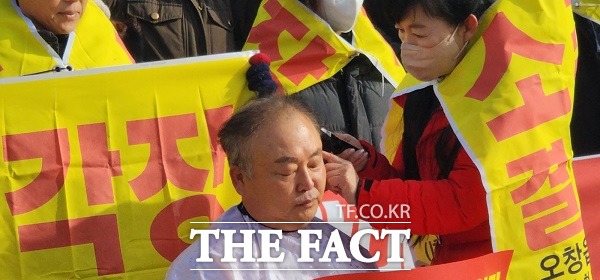대책위 관계자들이 오창 후기리 폐기물 소각장 건립에 반대하는 삭발 퍼포먼스를 하고 있다. /청주=이주현 기자
