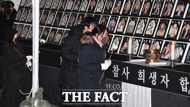 협의회가 설치한 시민분향소가 14일 오후 서울 이태원 광장에 마련된 가운데, 유가족들이 헌화하고 있다.