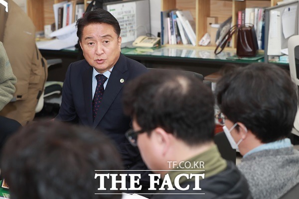 김영환 충북지사가 14일 충북도청 지방기자실에서 베트남 공무 국외출장과 관련한 설명을 하고 있다. /충북도 제공.