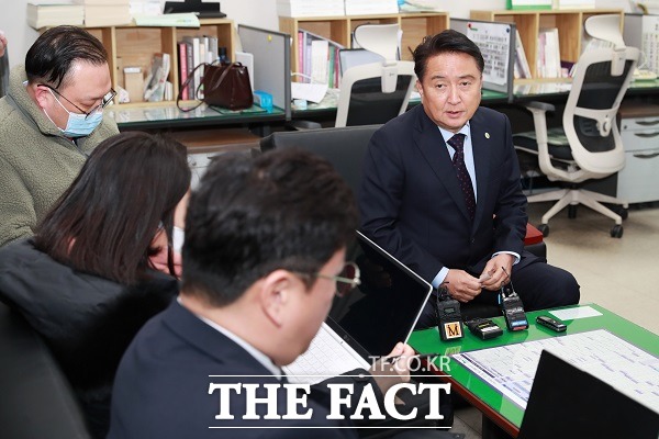 김영환 충북지사가 14일 충북도청 지방기자실에서 베트남 공무국외출장과 관련한 설명을 하고 있다. /충북도 제공.