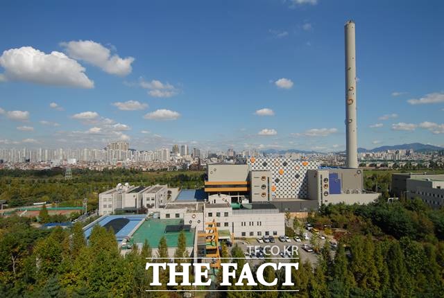 서울의 각 자원회수시설은 쓰레기를 태울 때 발생하는 열을 전기와 난방열로 바꿔 지역에 공급하면서 마을발전소 역할을 하고 있다. 강남자원회수시설 전경. /서울시 제공
