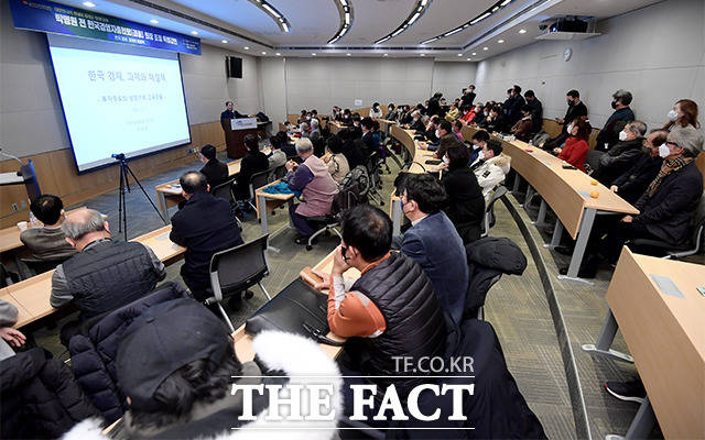 이날 박 전 경총 회장은 한국 경제, 과제와 해결책이라는 주제로 특별 강연을 펼쳤다. /이선화 기자