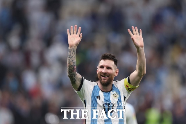 아르헨티나 리오넬 메시가 14일 카타르 루사일 스타디움에서 열린 2022 카타르 월드컵 4강 크로아티아전을 승리로 이끈 뒤 두 손을 들어 기뻐하고 있다. /루사일(카타르)=신화.뉴시스