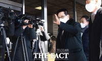  박지원, 검찰 출석하며 손인사 하는 여유 [포토]