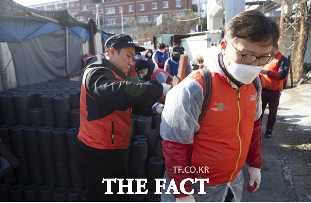 이홍복 경주사업총괄본부장(오른쪽)이 연탄을 나르기 봉사활동을 하고 있다./경주사업총괄본부 제공