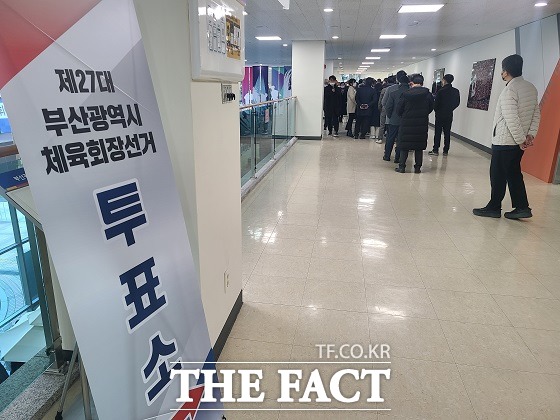 15일 민선 2기 부산시체육회장 선거 투표를 앞두고 3명의 후보가 소견 발표를 하며 막판 지지 호소에 나섰다./부산=조탁만 기자.