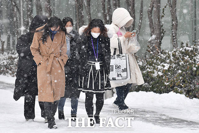수도권에 대설주의보가 발효된 15일 오후 서울 마포구 상암동 일대에서 시민들이 거리를 걷고 있다. /박헌우 인턴기자