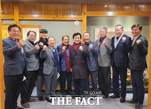 ‘진주 K-기업가정신 재단’설립,부산재단 설립 모임후 참석자들이 기념 촬영을 하고 있다./진주시 제공