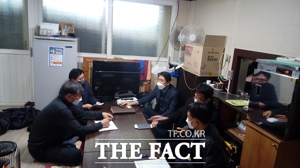 충북경자청 이주자 대표 마을 간담회 모습. /충북도 제공.