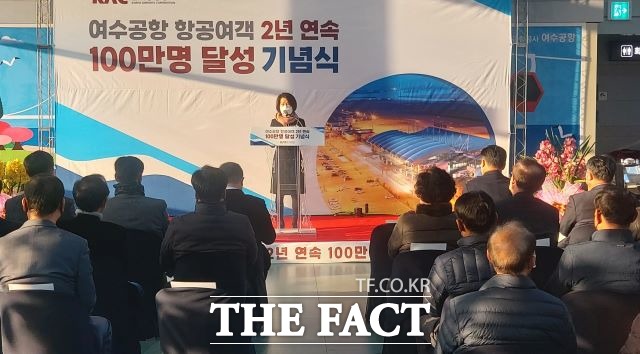 여수공항은 15일 이미애 한국공항공사 부사장, 김영규 여수시의회 의장, 전남도의원 등이 참석한 가운데 유관기관에 대한 감사와 소음피해지역 주민들에 대한 위로를 표하기 위한 기념행사를 개최했다. /여수공항 제공