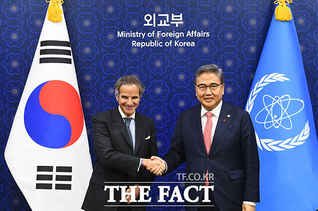 박진 외교부 장관(오른쪽)이 15일 오후 서울 종로구 외교부 청사에서 라파엘 그로시 국제원자력기구(IAEA) 사무총장을 만나 기념촬영을 하고 있다. /이동률 기자