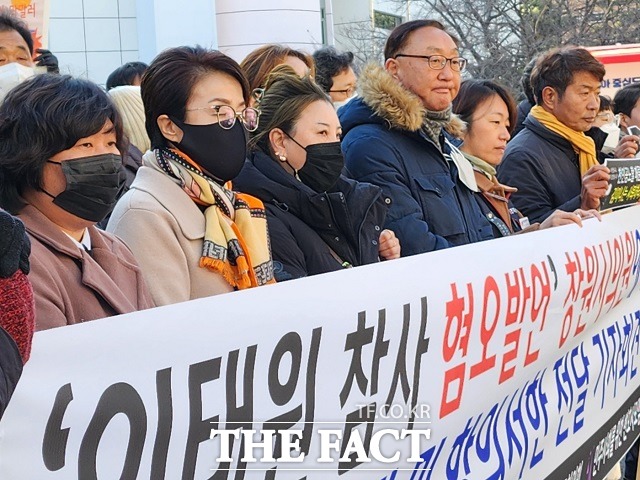 최근 벌어진 김미나 창원시의원의 막말 논란에 15일 창원시의회 앞에 모인 이태원 참사 유가족들./창원=강보금 기자