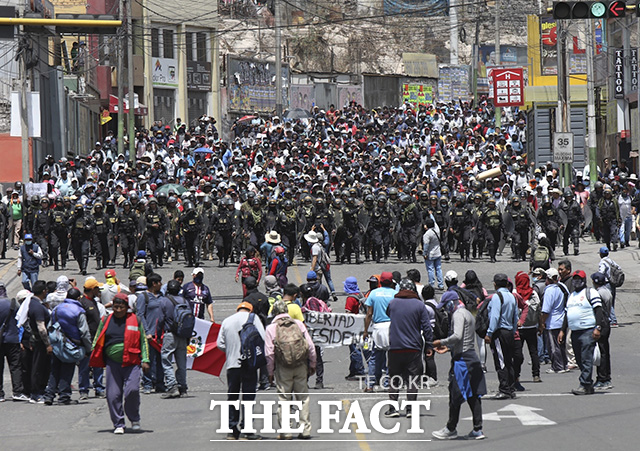 14일(현지시간) 페루 아레키파에서 경찰이 페드로 카스티요 전 대통령 지지 시위대를 해산하기 위해 현장으로 진입하고 있다. /아레키파=AP.뉴시스