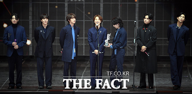 그룹 방탄소년단의 통산 3번째 15억 뷰 돌파 뮤직비디오가 탄생했다. 사진은 2022 더팩트 뮤직 어워즈에서 수상하는 방탄소년단의 모습이다. /임영무 기자