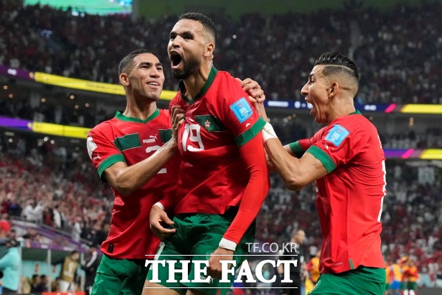 모로코 유세프 엔 네시리(가운데)가 11일 포르투갈과 2022 FIFA 카타르 월드컵 8강전에서 전반 42분 선제골을 터뜨린 뒤 동료들과 함께 기뻐하고 있다. /알투마마(카타르)=AP.뉴시스