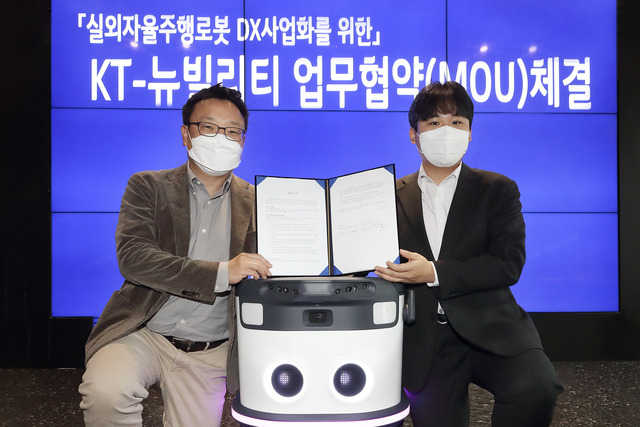 이상호 KT AI 로봇사업단 단장(왼쪽)과 이상민 뉴빌리티 대표가 업무협약 체결 후 기념촬영을 하고 있다. /KT 제공