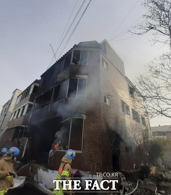 대구 중구 동인동의 한 3층 주택서 불이 나 소방대원이 진화 중이다./대구소방안전본부 제공