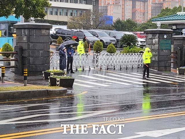 동부하수처리장 증설공사와 관련해 월정리 주민들이 29일 오영훈 지사를 고발한 가운데, 제주도청 입구는 바리케이드로 봉쇄됐다. 이에 주민들은 도청 앞에서 도의회 도민카페로 장소를 옮겨 기자회견을 진행했다. /허성찬 기자