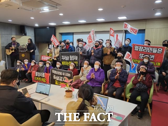 시공사가 동부하수처리장 증설공사를 12월 중순쯤 재개할 것을 표명한 가운데, 월정리 마을회 등 반대단체들은 29일 기자회견을 갖고 오영훈 지사를 고발 조치할 것임을 시사했다. / 허성찬 기자