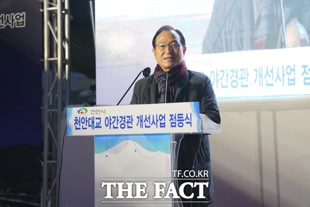 지난 15일 열린 점등식에서 박상돈 시장이 인사말을 하고 있다. /천안시 제공