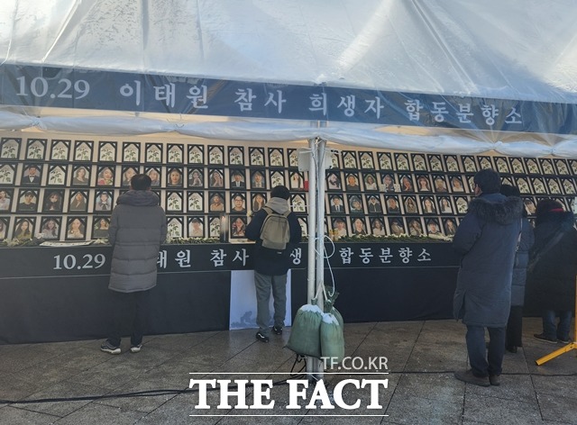 이태원 광장에 마련된 시민 분향소에도 추모 발길이 이어졌다./김이현 기자