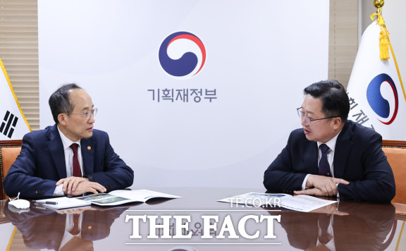 이장우 대전시장(오른쪽)이 대전 트램 등 현안사업에 대해 추경호 경제부총리(왼쪽)에게 지원을 요청하고 있다. / 더팩트DB