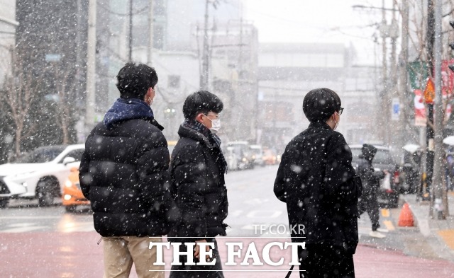 [더팩트ㅣ이새롬 기자] 서울 등 수도권에 함박눈이 내리는 13일 오후 서울 성동구 성수동 일대에서 시민들이 눈을 맞으며 걸음을 옮기고 있다.