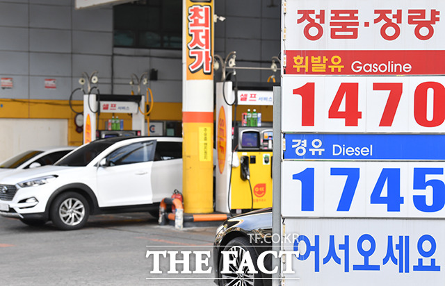 17일 한국석유공사 유가정보시스템 오피넷에 따르면 12월 둘째 주(11∼15일) 전국 주유소 휘발유 평균 판매가격은 전주 대비 42.2원 내린 1568.9원을 기록했다. /더팩트 DB