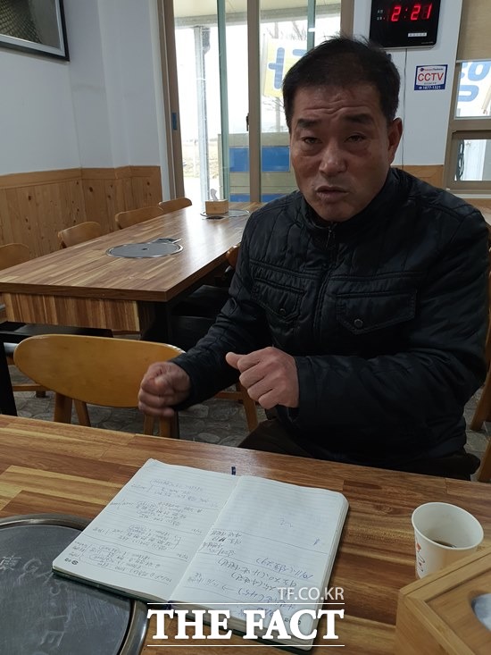 고창군 심원면 만돌마을 주민들과 함께 30여년 조개를 채취해온 김현우(54)씨는 지난 10월 7일 이후로 맨손 어업이 중단됐다고 했다. /고창=이경민 기자