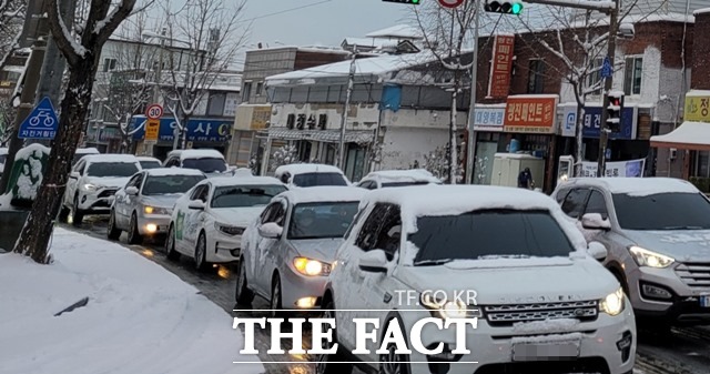 17일 오후 전북 전주시 서서학동 인근 도로가 폭설과 강추위로 인해 얼어붙어 교통체증을 보이고 있다. 시민들이 이 도로에서 1시간 가량 갇혀 있었지만, 전주시의 제설 작업은 없었다. /전주=이경민 기자