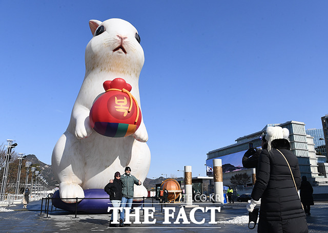 17일 오전 서울 종로구 광화문광장에 복 주머니를 든 토끼 조형물이 설치돼 있다. /이동률 기자