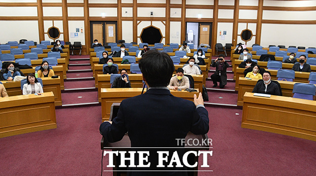 이탄희 더불어민주당 의원이 18일 오후 서울 국회 의원회관에서 열린 낡은 정치<소선거구>폐지하라에 참석해 발언을 하고 있다.