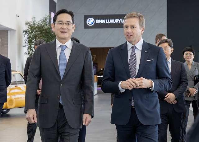 이재용 삼성전자 회장(왼쪽)이 17일 인천 영종도 BMW 드라이빙 센터에서 올리버 집세 BMW CEO를 비롯해 BMW 경영진과 만나 전기자 배터리 분야 파트너십을 공고히 하기 위한 협력 방안을 모색했다. /삼성 제공