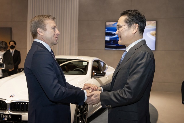이재용 회장은 올리버 집세 BMW CEO와 만나 BMW와 함께 할 수 있어 매우 기쁘다. 앞으로도 계속해서 양사 간 협력을 강화해 나가자고 말했다. /삼성 제공