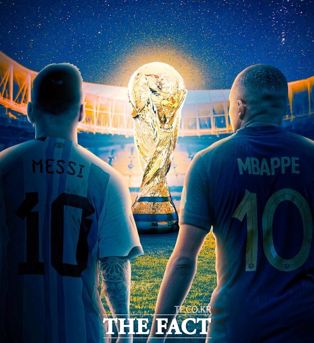 파리 생제르맹 소속의 리오넬 메시(왼쪽)와 킬리앙 음바페가 각각 아르헨티나, 프랑스 축구 국가대표팀 일원으로 2022 FIFA 카타르 월드컵 결승전에서 우승컵을 놓고 격돌한다. /파리 생제르맹 트위터 갈무리