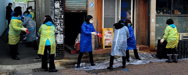 추운 날씨 속에서도 현장 배달을 마친 대구 누부야방 관계자는 저소득 가정에 조금이라도 겨울을 따뜻하게 보내기를 바라는 마음에 영웅시대 회원분들이 모두 합심해 뜻깊은 하루를 만들었다고 말했다. /영웅시대 제공