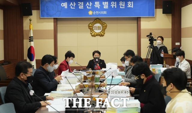 순천시의회 예산결산특별위원회가 내년도 예산안을 심의하고 있다. 시의회는 주민지원금 증액편성을 요청하고 있지만 집행부는 난색을 표하고 있어 주민지원금 지급은 쉽지않을 전망이다. /순천시의회 제공