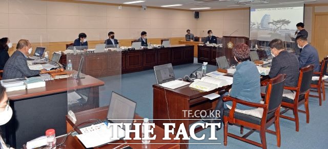 광양시의회 예산결산특별위원회가 2023년도 본예산에 대한 심의에 나서 개별사업 관련 부서로부터 설명을 듣고 있다. /광양시의회 제공