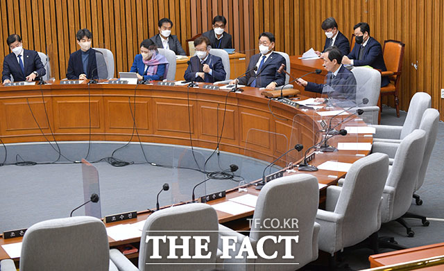 여당 의원들의 의석이 빈 채로 첫 회의가 종료되고 있다.