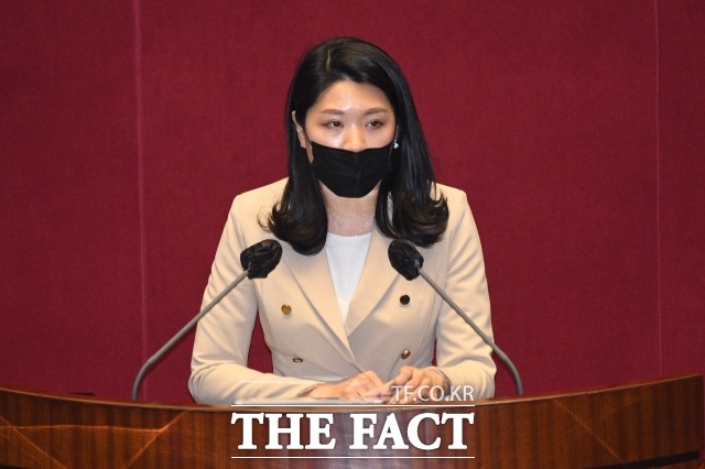 여권은 국조특위 위원인 신현영 민주당 의원이 참사 당시 닥터카를 출동해 현장에 늦게 도착했다는 의혹과 관련해 의원직 사퇴를 거론하며 맹공세를 펼쳤다. /남윤호 기자