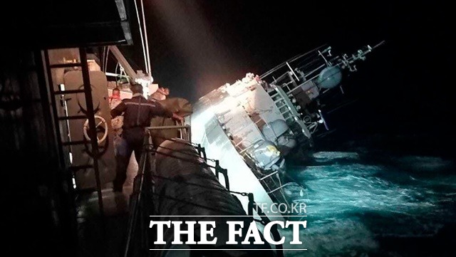 강풍에 한쪽으로 완전히 기울어진 태국 초계함 수코타이함. /스카이뉴스