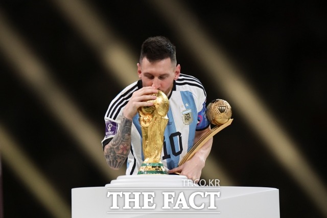 리오넬 메시가 2022 카타르 월드컵 골든볼 영예를 안았다. 메시는 결승전에서 멀티골 활약을 펼치며 아르헨티나의 3회 우승에 일조했다. /루사일(카타르)=신화.뉴시스