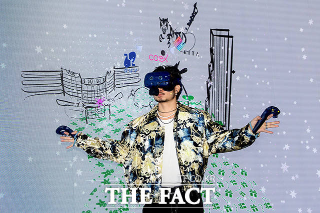 염동균 작가가 19일 오후 서울 강남구 코엑스에서 열린 코엑스 윈터 페스티벌 2022 개막행사에서 3D 라이브 드로잉을 선보이고 있다. /이선화 기자