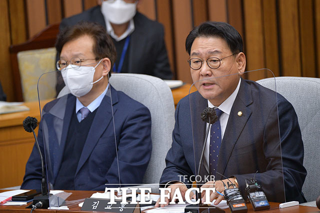 야당 간사인 김교흥 더불어민주당 의원(오른쪽)이 의사진행발언을 하고 있다.
